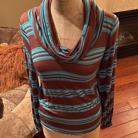 Luxury Jones cowl neck poet sleeve top - Picture 4 of 11